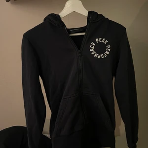 Hoodie  - Säljer min peak performance tröja som är i nyskick, tröjan är mörkblå och i stl S. Säljer för att den inte kommer till användning, säljer för 180kr+frakt❤️❤️