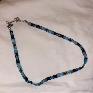 Armband och halsband  - Ett halsband med ett matchande armband som aldrig är använt och ett super snyggt mönster på❤️ 50 för båda eller 20 för 1 av de❤️