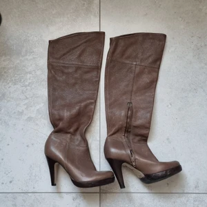 Stövlar! - Gamla favoritstövlar från 00-talet någon gång. Läder. Storlek 3, (36). Sparsamt använd. Kan även mötas upp. 