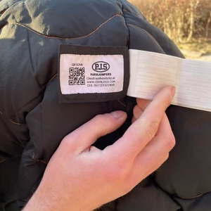 Parajumper Jacka Herr - Jackan är använd men den är i mycket bra skick, tyvärr så saknas patchen och pälsen. Det är storlek S men den passar M också mycket bra! Jag själv har M och den sitter mycket fint på mig. Kom med ett bra bud! 