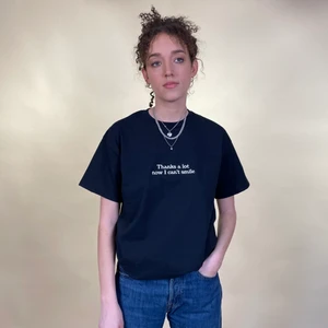 Skithet Merch T-shirt - Snygg merch t-shirt med mitt omslag å EP titel med såndär krage man gillar i bomull;) 