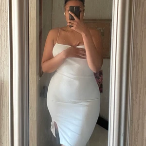 White dress - Vacker vitklänning med slits och öppen rygg 😻