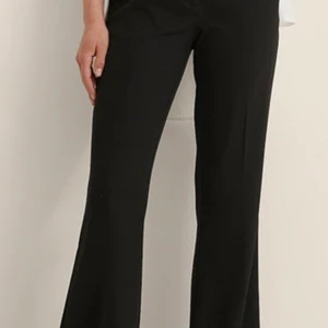 NA-KD, kostymbyxor. Super fina - Säljer super snygga kostymbyxor från NA-KD som blivit för stora för mig. Aldrig använda, prislappen sitter kvar. De är samma byxor som på bilden fast snyggare. Köpta för ett tag sedan så heter nog inte samma som på prislapp. Köparen står för frakt. Normal i storleken. Säljes för 150 kr