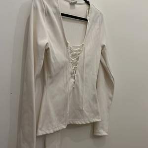 En fin vit tröja från ginatricot 