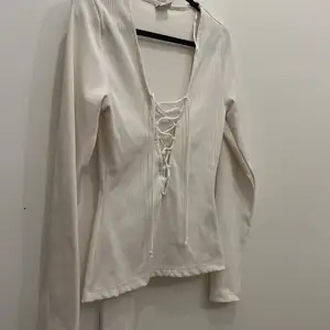 En fin vit tröja från ginatricot 