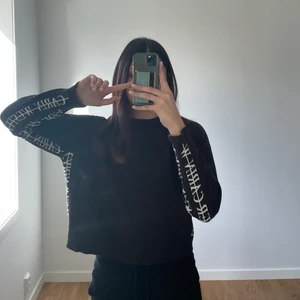 brun vit Carin Western tröja  - En fin brun tröja köpt på Åhléns från Carin Western. Den är i bra skick och har kvalite. Tröjan är i storlek XS men skulle säga att den även passar nån som i vanliga fall bär en S.