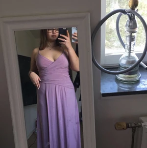 BALKLÄNNING - Jätte fin balklänning, använd 1 gång. Jag är 1.65 och den passar mig perfekt i längd. 