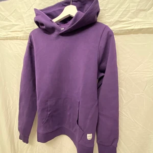 Lila jack&jones hoodie - Säljer ni superfina lila hoodie då jag inte använder den så mycket, den är i strl M och jag har tagit ut snörena💓 den är i super skick och sitter hur fint som helst. Buda gärna