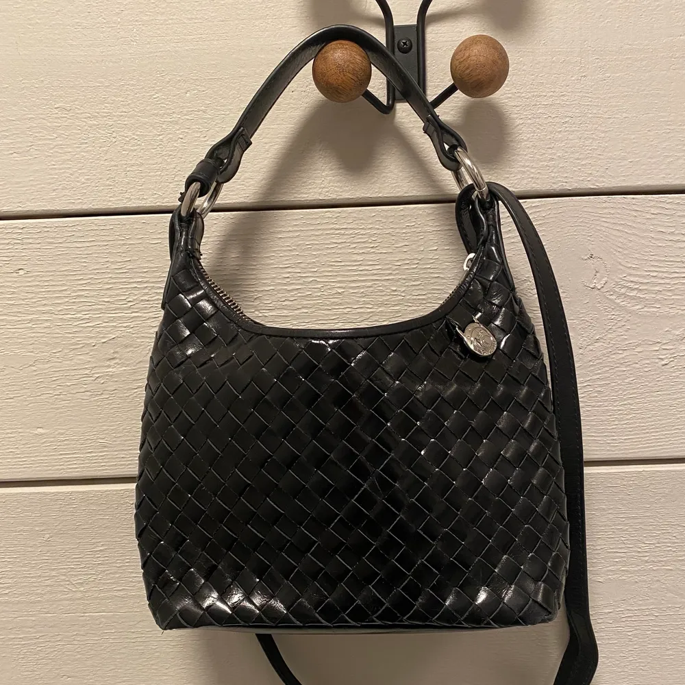 Slutsåld väska från adxa i modellen bacoli shoulder bag Celie. Verkligen en superfin väska men den kommer inte till användning därför säljer jag denna. Nypris: 2599 kr . Väskor.