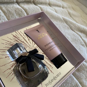 Kit med parfym och bodylotion från YSL - Bodylotion och parfym från YSL i doften Mon Paris, parfymen är endast testat bodylotionen orörd. Säljer då det var en present och doften inte passade mig! Frakt tillkommer