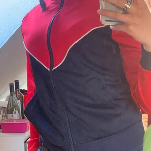 Hoodie - Skitsnygg tröja från monki som har dragkedja i blå och röd. Väldigt bra skick. Skriv om ni har frågor💋💋