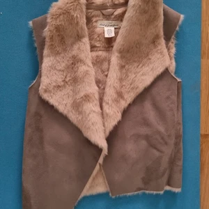 Väst - Fluffig väst som jag vill bli av med, kom privat vid frågor💞