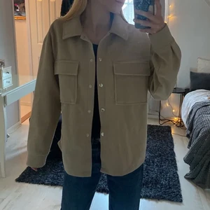 vårjacka - säljer denna jättefina vårjacka från gina tricot💗 jättebra skick💗 bilderna är från förra säljaren jag köpte den av men den ser exakt ut så