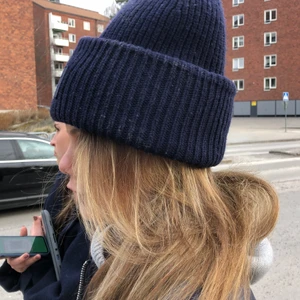 Marin blå Acne mössa  - En marin blå acne mössa. Inte jätte använd men fått en ny så säljer min gamla! Köpt för 1200kr men säljer för billigt pris : 400kr + frakt 🚚 ⚡️