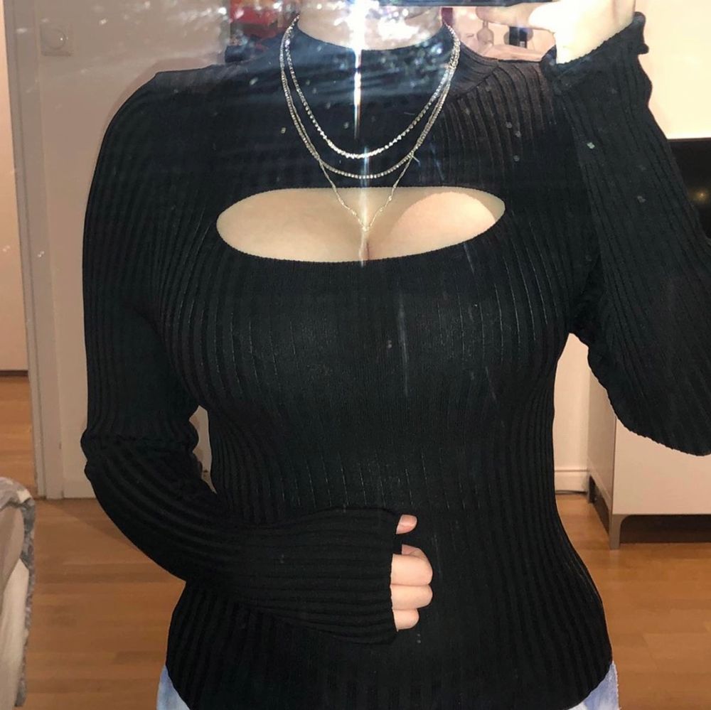 black ribbed “Kim knitted top” long sleeve from ginatricot. has a cut out panel around the bust area as pictured. size small/S. bought for 300SEK last month, brand new with tags and hasn’t been worn other than the photo. selling as it’s unfortunately too small for me around the bust :( such a lovely top, can also have a sexy look to it. would love for it to go to a better home as it’s just been sitting in my drawer since i bought it :( 🖤🖤🖤. Toppar.