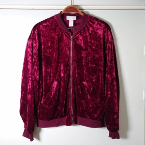 Kofta i krossat sammet - Vinröd kofta med dragkedja och fickor i krossat sammet, från Monki🌱