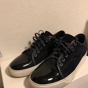 Lanvin skor  - Mycket fina lanvin skor. Storlek 8 och passar mig som har ca 43. Inga skador någonstans på skorna. Om fler bilder önskas är det bara att skriva!