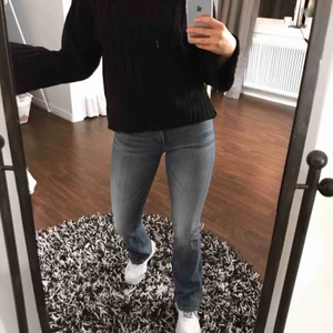 Crocker jeans - Säljer dessa verkligen svin snygga lågmidjade bootcut jeans! Tyvärr är det försmå och kommer därför inte till användning. Första bilden är lånad! Hör av er vid frågor💕💕💕nypris: 799