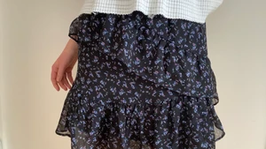 Stradivarius blommig kjol - Säljer min oanvända blommiga kjol från Stradivarius (Zalando) ❤️‍🔥
