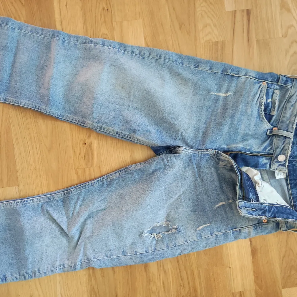High waist jeans från H&M storlek 36. Användes knappt så är i bra skick.. Jeans & Byxor.