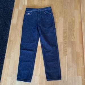 Karl Kani Jeans - Jättefina Karl Kani jeans i storlek M. Säljer eftersom att jag missbedömde storleken helt. De är ganska stora och pösiga. Har legat här sen i somras så säljer av dem billigt. Inköpta för ca 800kr från Zalando. Skön kvalitet och helt oanvända. Tags sitter kvar. Skriv för mer info.
