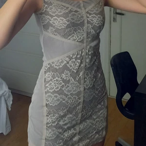 Klänning från hm i storlek M - Klänning från hm som passar dig o storlek S!(liten i storleken M)