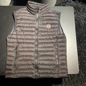 Colmar väst - Detta är en colmar väst i ny skick och är använd max 3 gånger. Den kostar 2500 ny och jag kommer sälja denna för 1000 och 100kr exklusive frakt. Det är storlek small. Kom privat för mer information.