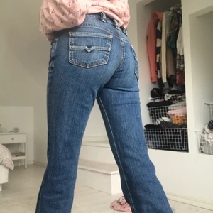 Lågmidjade jeans från Diesel  - jeans från 2000s från Diesel. Super snygga skriv till mig om du är intresserad så kan jag svara på frågor och eller skicka fler bilder 