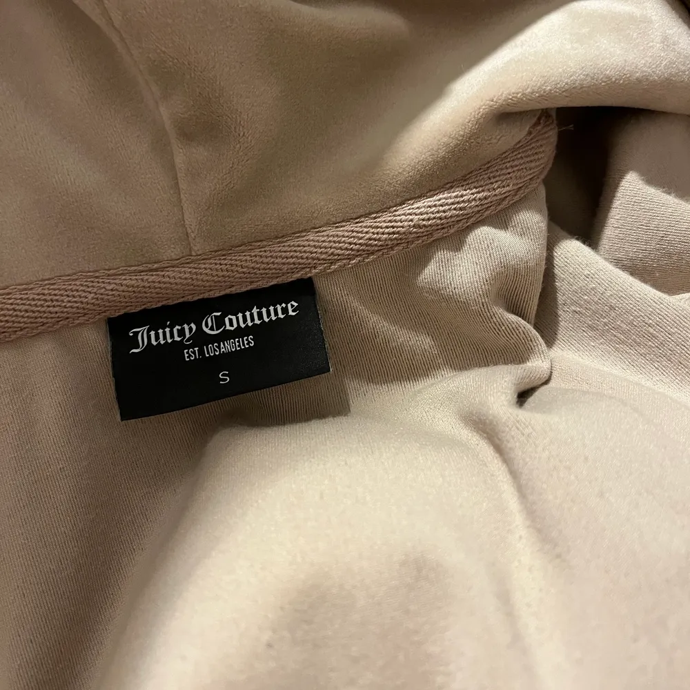 (Lägger upp igen pga oseriösa köpare). Säljer nu min superfina juicy couture tröja i storlek S. Tröjan är i superfint skick då den är använd ett fåtal gånger, och endast hemma!. Övrigt.