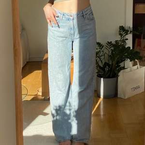 Ljusblåa 70s inspirerade jeans från monki i storlek 28! ( 172 cm lång för storleksreferens 💘) 
