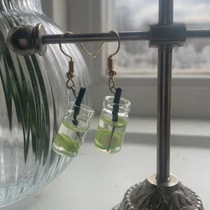 Söta örhängen💚 - Säljer ett par jätte fina drink öronhänge med små gurk bitar i💚