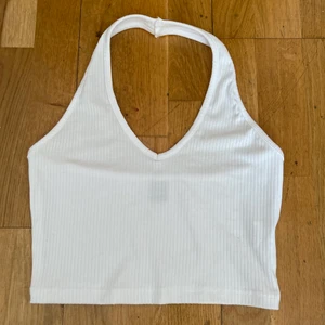 Vitt linne med öppen rygg strl XS - Ett oanvänt V-ringat vitt linne med öppen rygg.🤍 Köparen står för frakten.🤍