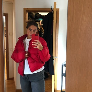 Röd dunjacka - Perfekt dunjacka att ha till våren! Den är i väldigt fint skick!