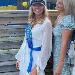 Studentklänning - Säljer min studentklänning som är använd endast på min student! I bra skick🧡