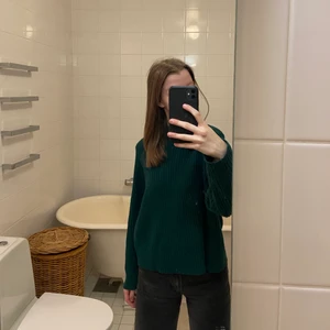 Stickad mörk grön tröja, H&M, storlek L - Mörk grön stickat tröja, inte Sticksig, ganska liten i storleken brukar vanligtvis ha storleken S. 