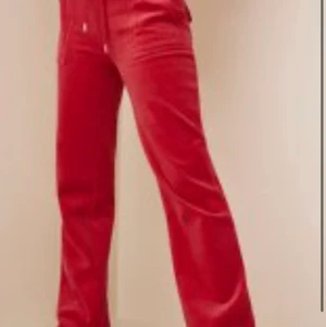Juicybyxor (röda) - Hej! Säljer nu mina röda Juicybyxor i storlek XS pga av att de är förkorta på mig. Kom med bud! Kan mötas upp och skickas. Finns i Trollhättan 
