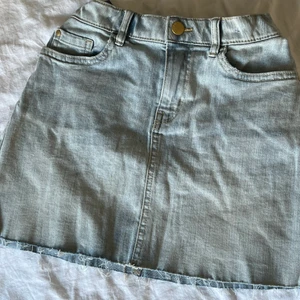 Jeanskjol  - Säljer denna jättefina jeanskjol från Lindex i jättefint skick, endast använts 2 gånger ish💕💕💕