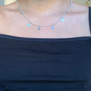 Silver halsband med stjärnor på ⭐️  - Super fint silvrigt halsband med stjärnor på, passar till typ allt. Säljer då jag inte använder det💗