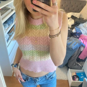 Stickad topp Zara - Jättesöt stickad topp/”väst” från Zara som inte kommit till användning och är därför i mycket bra skick!!💕💕 
