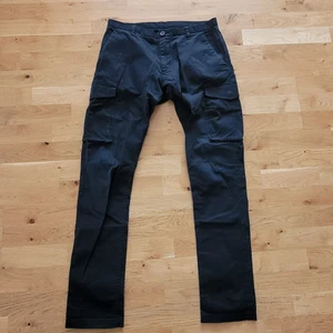 Vintage Armani cargo byxor - Riktigt feta Armani Cargos i storlek 31R uppskattad storlek S. I använt skick, givetvis. Finns mycket kvar o ge, får tyvärr inte på mig dem då jag är 182, 95kg😅