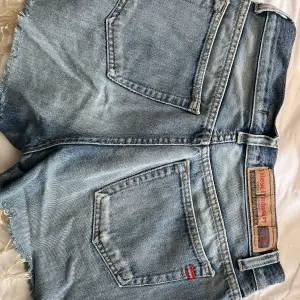 Vintage jeansshorts från diesel. Hög midja, snyggt slitna 