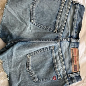 Jeansshorts  - Vintage jeansshorts från diesel. Hög midja, snyggt slitna 
