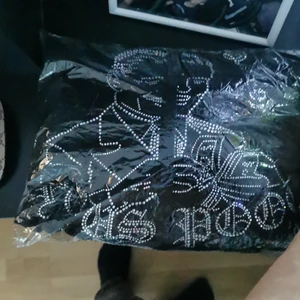 Rhine stone hoodie  - Säljer nu youspooo hoodie den är limited edition och gå inte att få tag i längre den såldes slut på 1 timme ungefär 