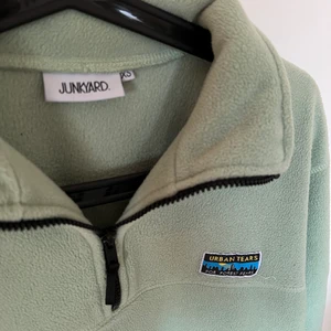 Grön tröja från Junkyard - Populär grön tröja från Junkyard med märke på bröstet och krage. Storlek XS/S, köparen står för frakten