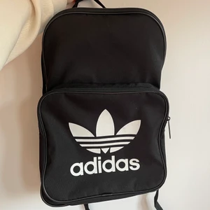 Adidas ryggsäck - Äkta adidas ryggsäck i färgen svart. Är normal i storleken och rymmer ganska mycket. Inte använd på väldigt länge. 