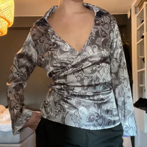 Blus - Svin cool blus som tyvärr inte kommer till användning. Står inget märke eller storlek i, köpt secondhand. Jag skulle gissa på att den är i storlek S/M.