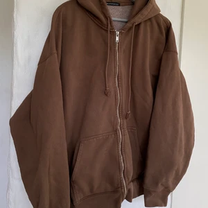 Mysig Brandy kofta🐻 - En mysig oversized Brandy kofta aka Christy hoodie. Den har tvättats max 5 så den är mjuk på insidan, så ett tips är att inte tvätta den för ofta (kvaliten kan bli dålig)🤎🤍