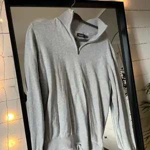 Sweatshirt med dragkedja från dressman 