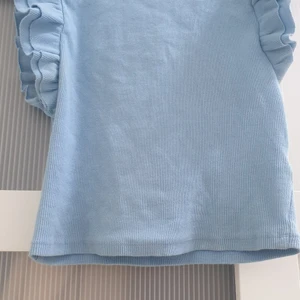 topp - En fin topp från Zara som är perfekt för sommaren. köpare står för frakt.