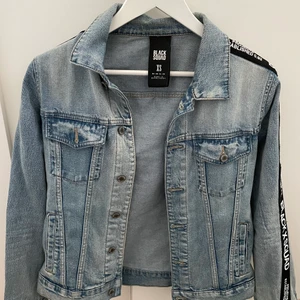 Jeansjacka  - Snygg jacka från New Yorker. Knappt använd och i fint skick. Snygg text längst armarna! Storlek Xs